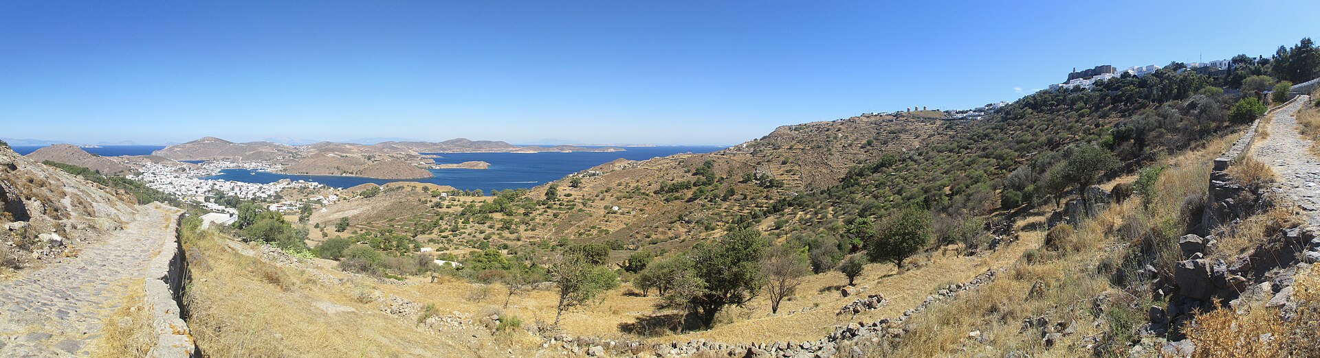 Πανοραμική άποψη της Πάτμου, με τη Σκάλα αριστερά και τη Χώρα ψηλά δεξιά.
