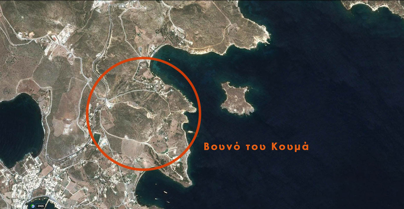 Αεροφωτογραφία της Πάτμου με σημειωμένη την περιοχή του λόφου Κουμά.